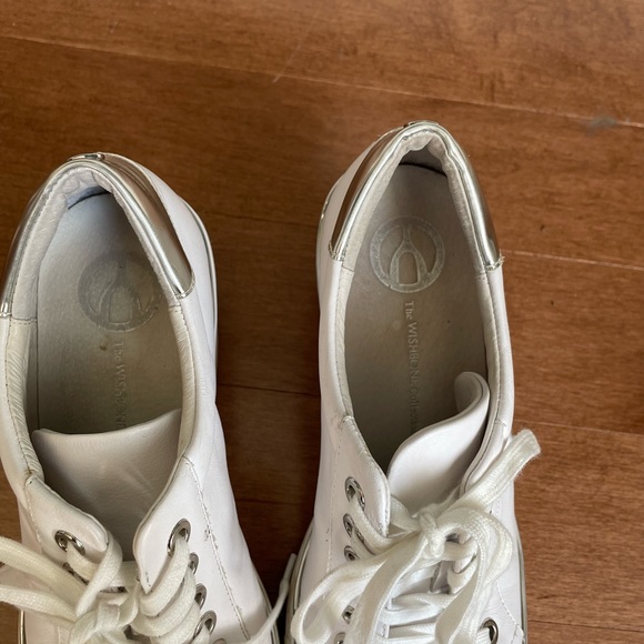 The Wishbone Collection • White Wedge Sneaker • Size 8 - Picture 4 of 4